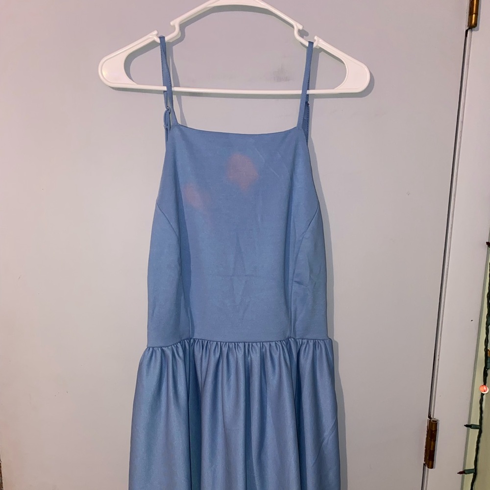 has pockets and straps that are adjustable and can be crisscrossed if wanted